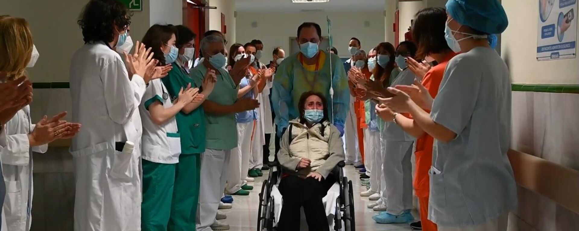 Una paciente sale del hospital después de pasar 315 días ingresada por coronavirus - Sputnik Mundo, 1920, 17.02.2021