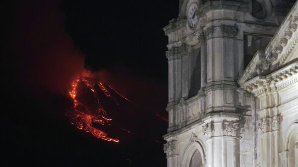 Volcán italiano Etna entra en erupción - Sputnik Mundo