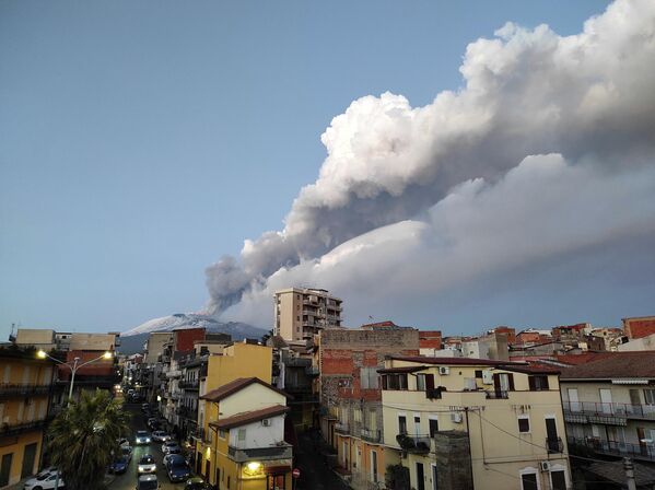 El volcán arrojó una enorme columna de humo y cenizas de más de un kilómetro de altura. - Sputnik Mundo