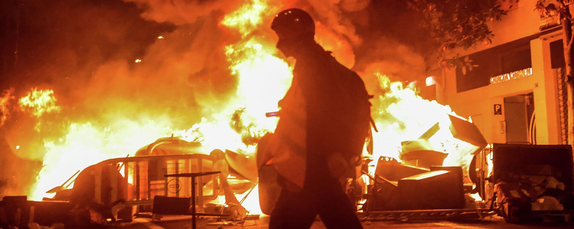 Violentos disturbios en Cataluña por la detención del rapero Pablo Hasél Violentos disturbios en Cataluña por la detención del rapero Pablo Hasél - Sputnik Mundo, 1920, 17.02.2021