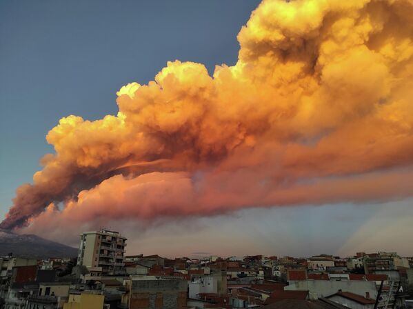 El 16 de febrero una lluvia de piedras se precipitó sobre varias localidades cerca del volcán —Nicolosi, Pedara, Mascalucia y Trecastagni—, y causó algunos daños materiales, pero sin dejar víctimas. - Sputnik Mundo