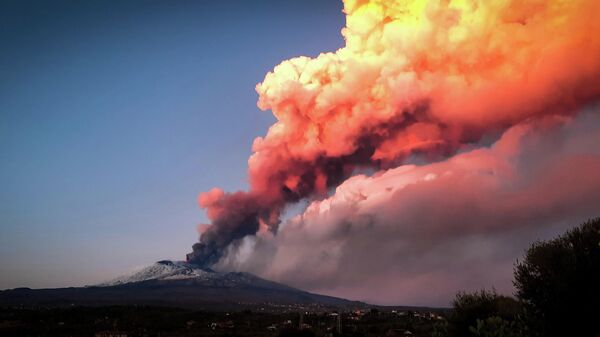 Volcán italiano Etna entra en erupción - Sputnik Mundo