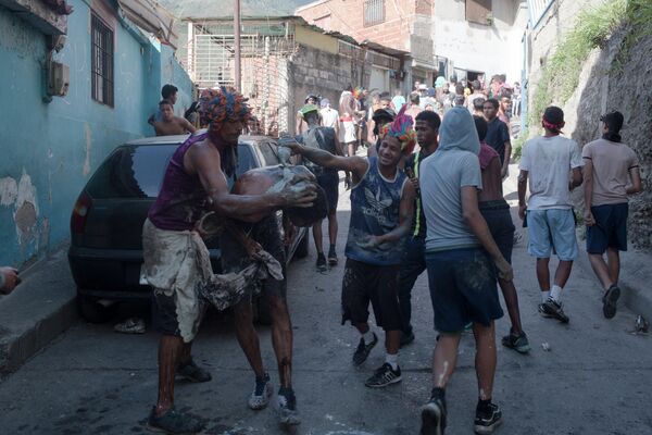 Jóvenes de Petare celebran las fiestas de Carnavales Jóvenes de Petare celebran las fiestas de Carnavales - Sputnik Mundo