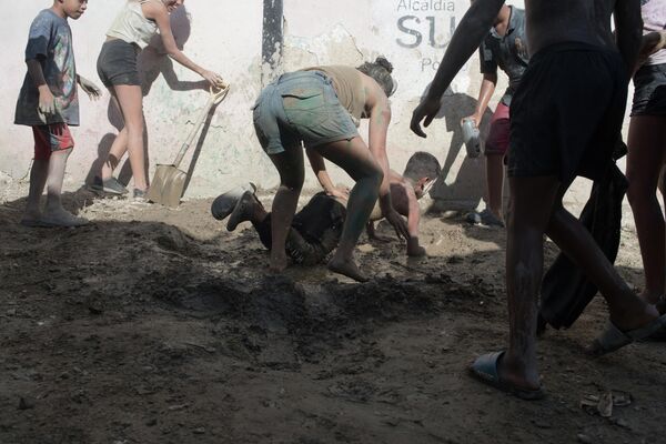 Jóvenes de Petare celebran las fiestas de Carnavales Jóvenes de Petare celebran las fiestas de Carnavales - Sputnik Mundo