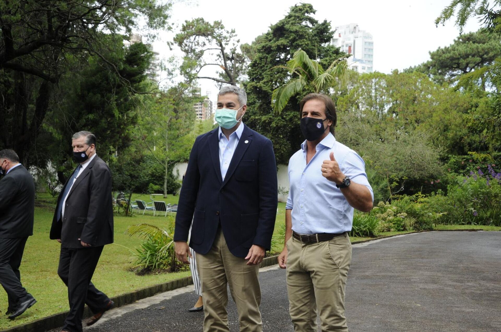 El presidente de Paraguay, Mario Abdo Benítez, con su homólogo Luis Lacalle Pou en Uruguay - Sputnik Mundo, 1920, 17.02.2021