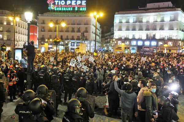 Manifestantes en la Puerta del Sol en apoyo a Pablo Hasél - Sputnik Mundo