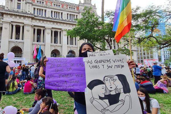 Miles de mujeres reclamaron frente al Palacio de Tribunales para exigir acciones al Estado para frenar los femicidios
 - Sputnik Mundo