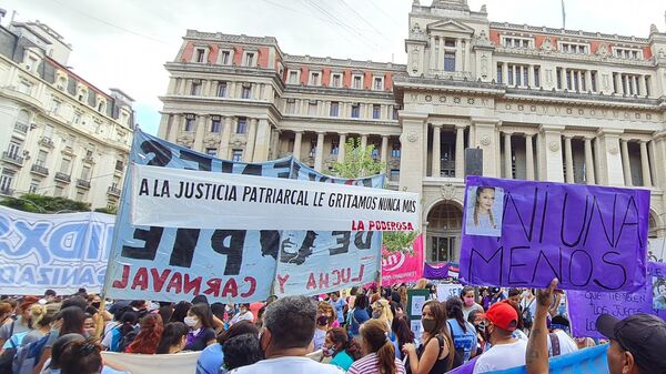 Miles de mujeres reclamaron frente al Palacio de Tribunales para exigir acciones al Estado para frenar los femicidios
 - Sputnik Mundo