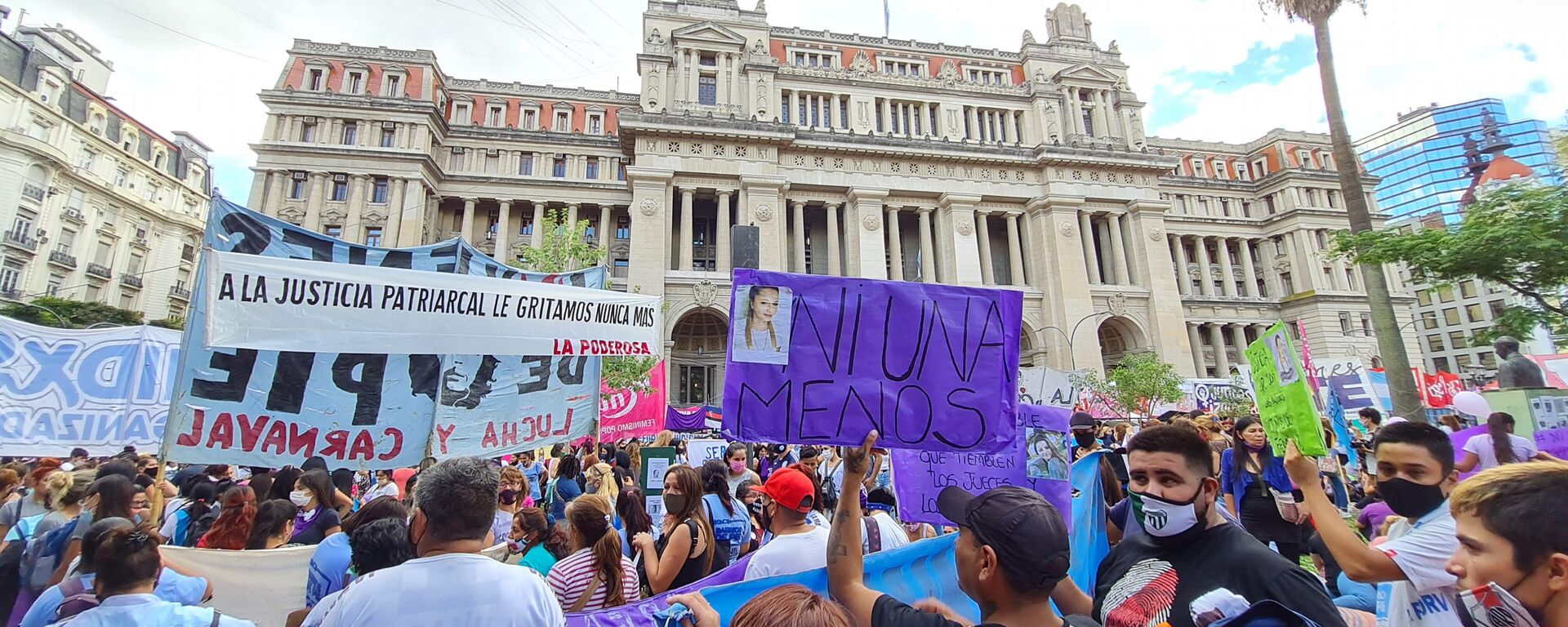 Miles de mujeres reclamaron frente al Palacio de Tribunales para exigir acciones al Estado para frenar los femicidios
 - Sputnik Mundo, 1920, 02.12.2021