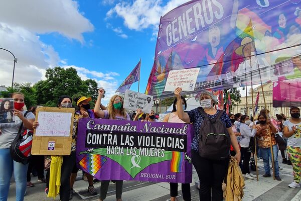 Miles de mujeres reclamaron frente al Palacio de Tribunales para exigir acciones al Estado para frenar los femicidios
 - Sputnik Mundo