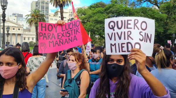 Miles de mujeres reclamaron frente al Palacio de Tribunales para exigir acciones al Estado para frenar los femicidios
 - Sputnik Mundo