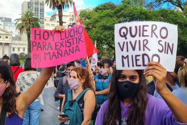 Miles de mujeres reclamaron frente al Palacio de Tribunales para exigir acciones al Estado para frenar los femicidios
 - Sputnik Mundo