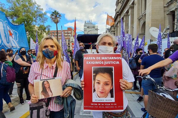 Miles de mujeres reclamaron frente al Palacio de Tribunales para exigir acciones al Estado para frenar los femicidios
 - Sputnik Mundo