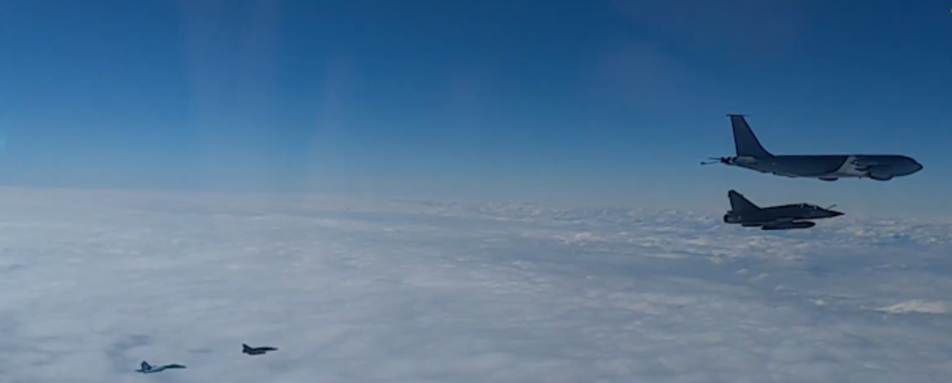 Así escoltan los Su-27 rusos a aviones franceses sobre el mar Negro - Sputnik Mundo, 1920, 18.02.2021