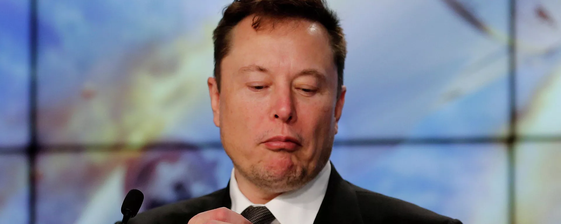 Elon Musk con su teléfono Elon Musk con su teléfono - Sputnik Mundo, 1920, 18.02.2021