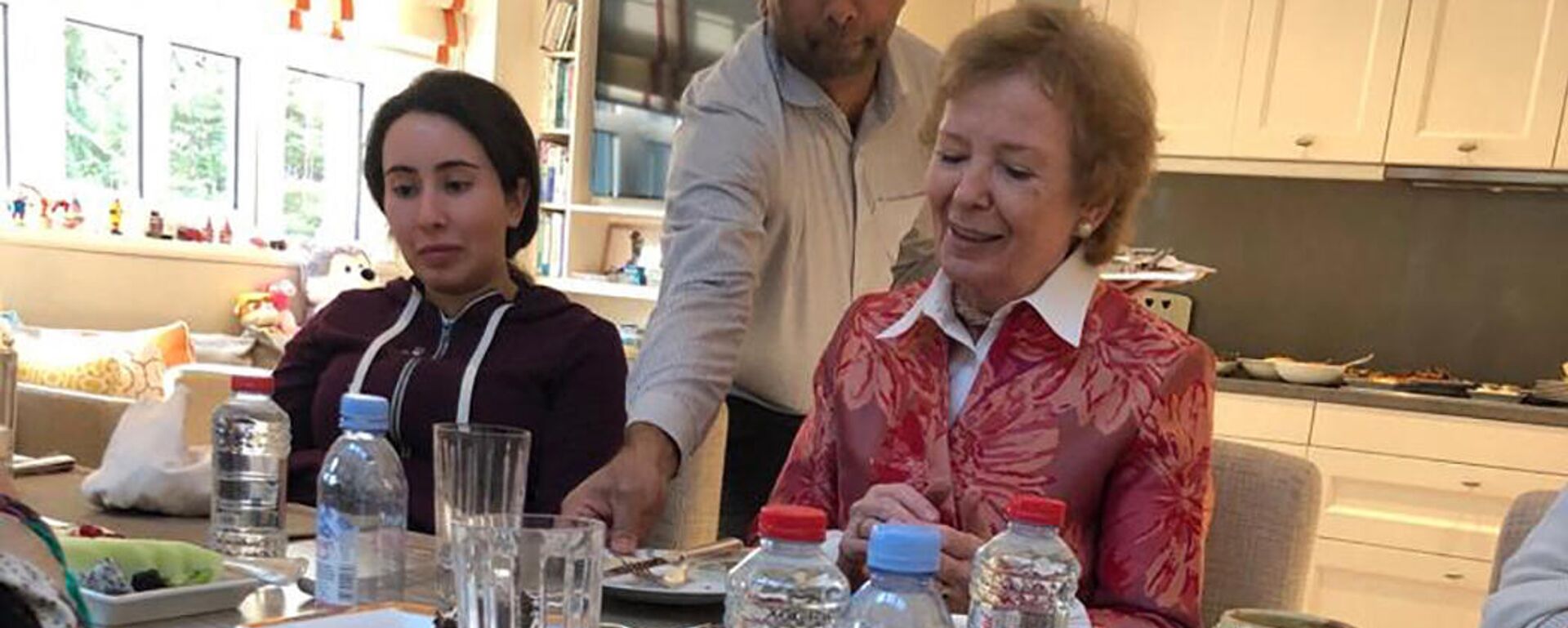 Jequesa Latifa (izquierda) junto a la expresidenta de Irlanda Mary Robinson - Sputnik Mundo, 1920, 18.02.2021