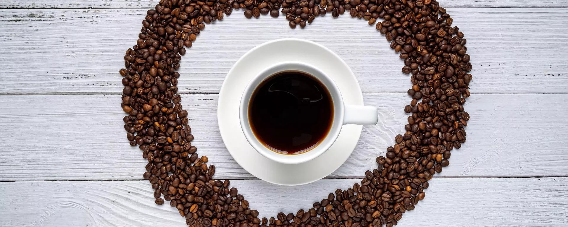 Una taza de café con granos en forma de corazón Una taza de café con granos en forma de corazón - Sputnik Mundo, 1920, 19.02.2021