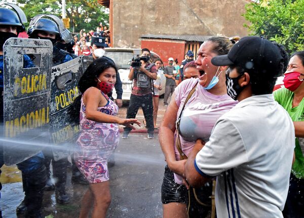 En la capital paraguaya los familiares de los reclusos de la cárcel de Tacumbu son dispersados por la policía tras un motín. Los reclusos habían prendido fuego a los colchones para impedir el traslado de un compañero a otra cárcel, en consecuencia seis reclusos fallecieron.  - Sputnik Mundo