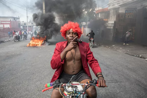 Los manifestantes marchan en Puerto Príncipe el 14 de febrero de 2021 para protestar contra el Gobierno del presidente Jovenel Moise. Varios miles de personas se manifestaron diciendo que el Gobierno estaba tratando de establecer una nueva dictadura y denunciaron el apoyo internacional al presidente Jovenel Moise. Las protestas fueron en su mayoría pacíficas, aunque se produjeron algunos enfrentamientos entre manifestantes y la Policía, que lanzó gases lacrimógenos y balas de goma. Los manifestantes marchan en Puerto Príncipe el 14 de febrero de 2021 para protestar contra el Gobierno del presidente Jovenel Moise. Varios miles de personas se manifestaron diciendo que el Gobierno estaba tratando de establecer una nueva dictadura y denunciaron el apoyo internacional al presidente Jovenel Moise. Las protestas fueron en su mayoría pacíficas, aunque se produjeron algunos enfrentamientos entre manifestantes y la Policía, que lanzó gases lacrimógenos y balas de goma. - Sputnik Mundo