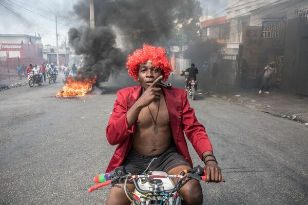 Los manifestantes marchan en Puerto Príncipe el 14 de febrero de 2021 para protestar contra el Gobierno del presidente Jovenel Moise. Varios miles de personas se manifestaron diciendo que el Gobierno estaba tratando de establecer una nueva dictadura y denunciaron el apoyo internacional al presidente Jovenel Moise. Las protestas fueron en su mayoría pacíficas, aunque se produjeron algunos enfrentamientos entre manifestantes y la Policía, que lanzó gases lacrimógenos y balas de goma. - Sputnik Mundo