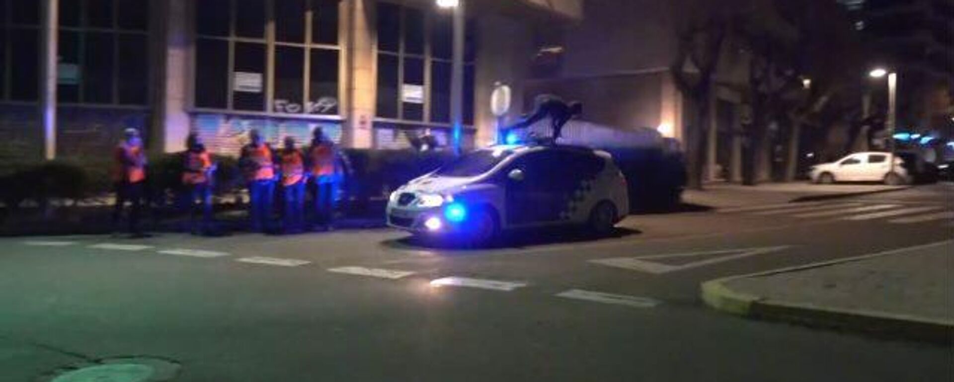 Un manifestante se sube encima de un coche de la Guardia Urbana en Tarragona y cae al suelo - Sputnik Mundo, 1920, 19.02.2021