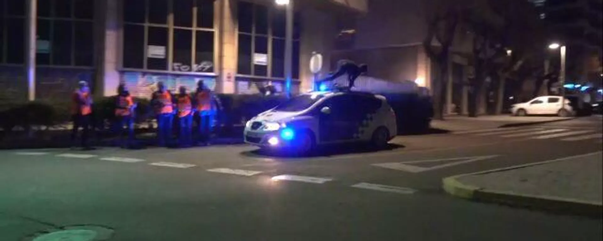 Un manifestante se sube encima de un coche de la Guardia Urbana en Tarragona y cae al suelo Un manifestante se sube encima de un coche de la Guardia Urbana en Tarragona y cae al suelo - Sputnik Mundo, 1920, 19.02.2021