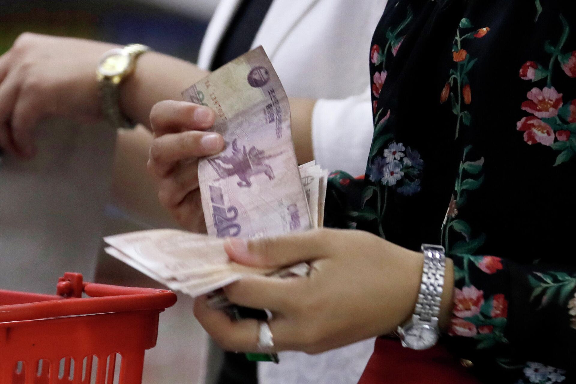 Una mujer norcoreana paga dinero a una cajera en un supermercado en Pyongyang, Corea del Norte - Sputnik Mundo, 1920, 19.02.2021