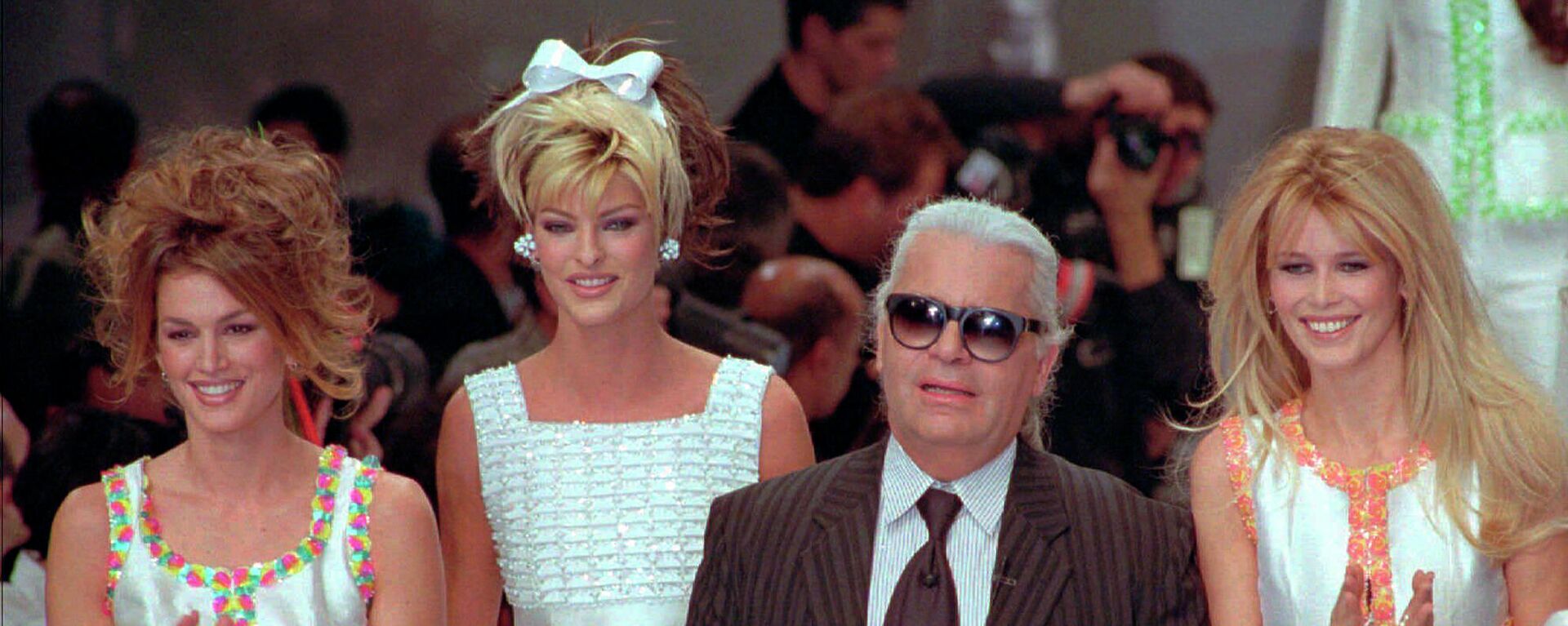 Las supermodelos Cindy Crawford, Linda Evangelista y Claudia Schiffer con Karl Lagerfeld  - Sputnik Mundo, 1920, 22.02.2021