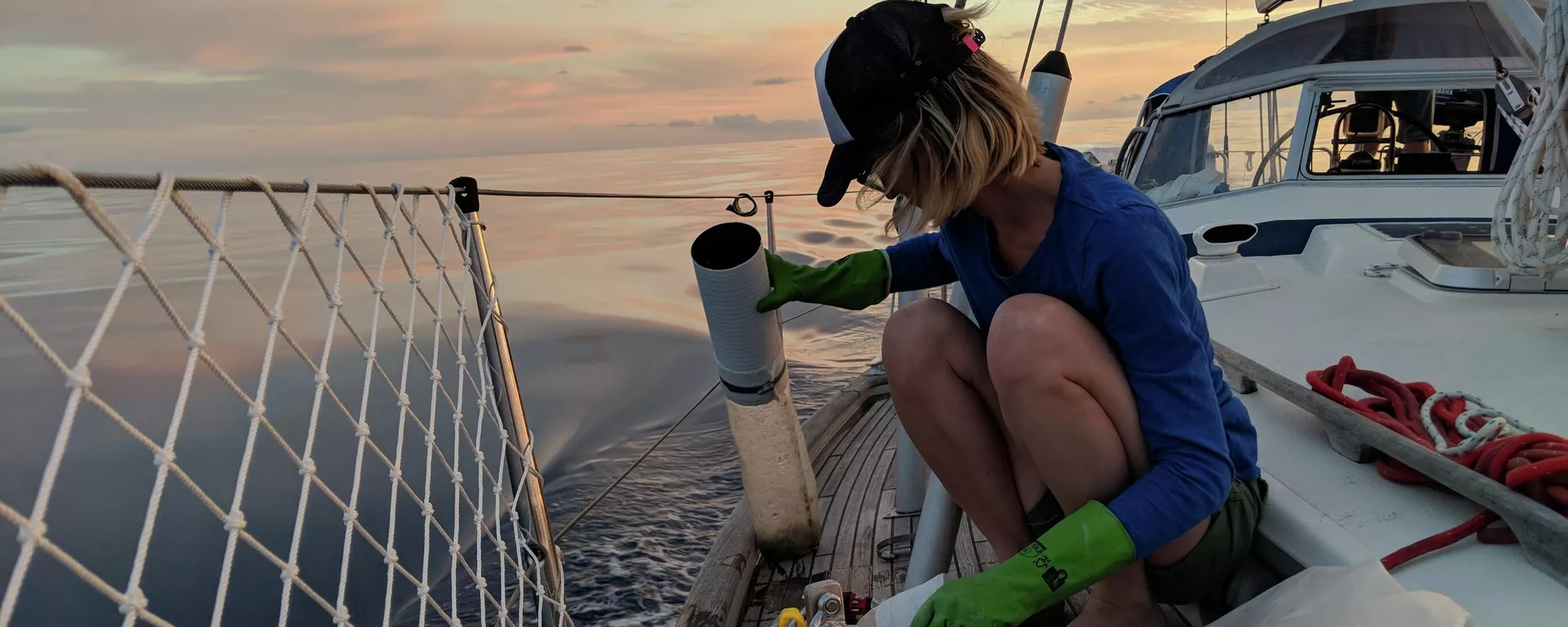 Agustina Besada recoge muestras de plástico en el océano en medio de una expedición Agustina Besada recoge muestras de plástico en el océano en medio de una expedición - Sputnik Mundo, 1920, 22.02.2021