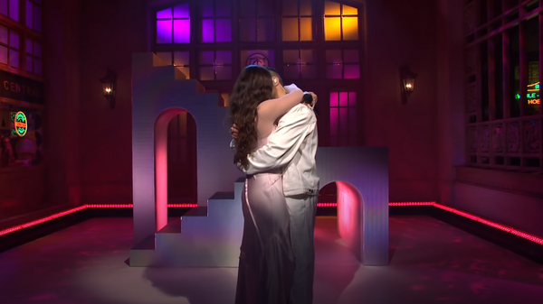 Rosalía y Bad Bunny en el escenario de SNL - Sputnik Mundo