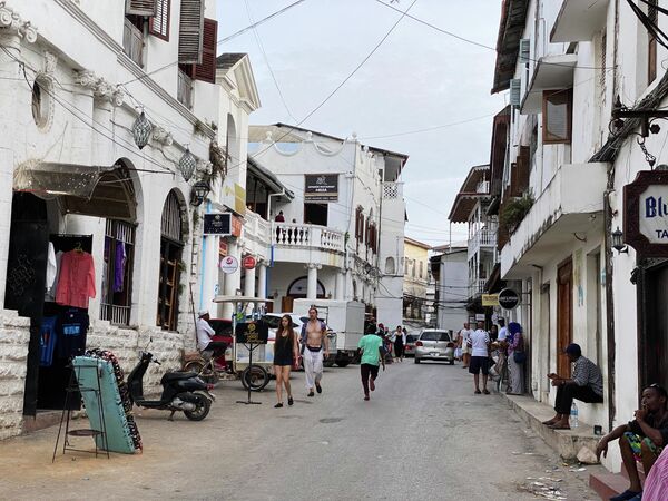 Turistas en una de las calles de Zanzíbar. - Sputnik Mundo