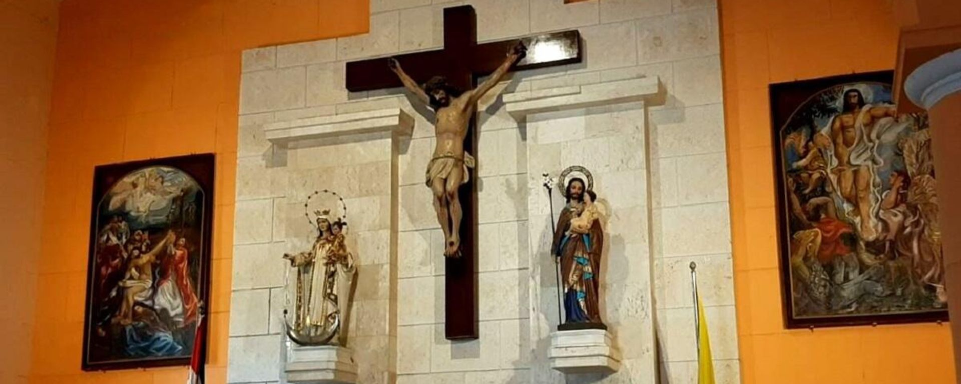 Interior de una iglesia católica en Cuba, los cuadros situados a ambos lados de la cruz corresponden al pintor cubano Mariano Rodríguez Interior de una iglesia católica en Cuba, los cuadros situados a ambos lados de la cruz corresponden al pintor cubano Mariano Rodríguez - Sputnik Mundo, 1920, 22.02.2021