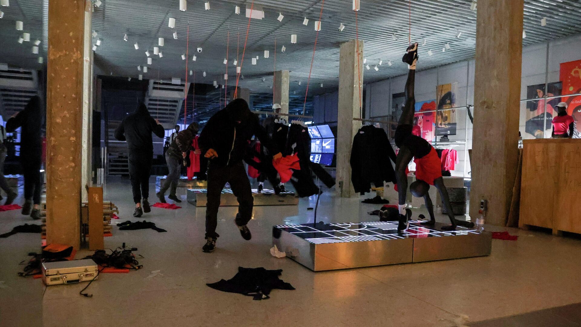 La gente saquea una tienda durante la protesta en Barcelona La gente saquea una tienda durante la protesta en Barcelona - Sputnik Mundo, 1920, 23.02.2021