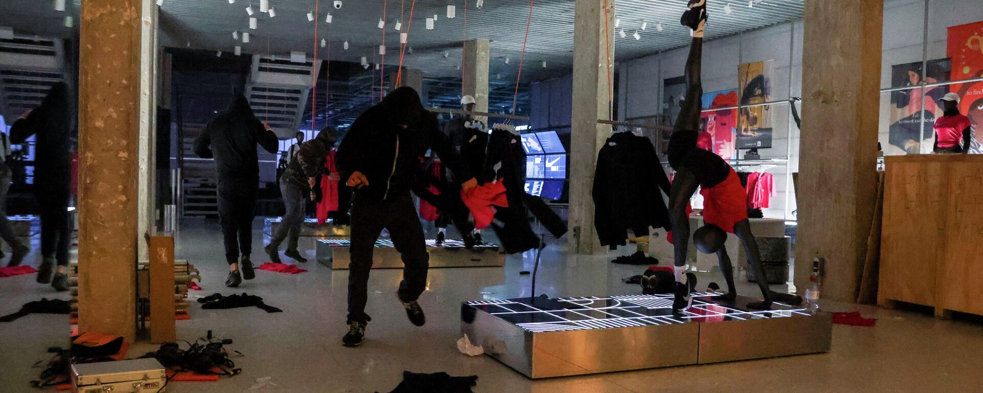 La gente saquea una tienda durante la protesta en Barcelona - Sputnik Mundo, 1920, 23.02.2021