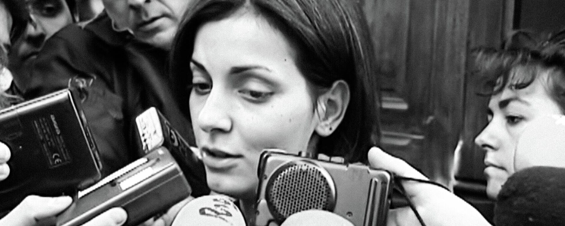 Nevenka Fernández atiende a los periodistas en la entrada al juicio de 2001 Nevenka Fernández atiende a los periodistas en la entrada al juicio de 2001 - Sputnik Mundo, 1920, 04.03.2021