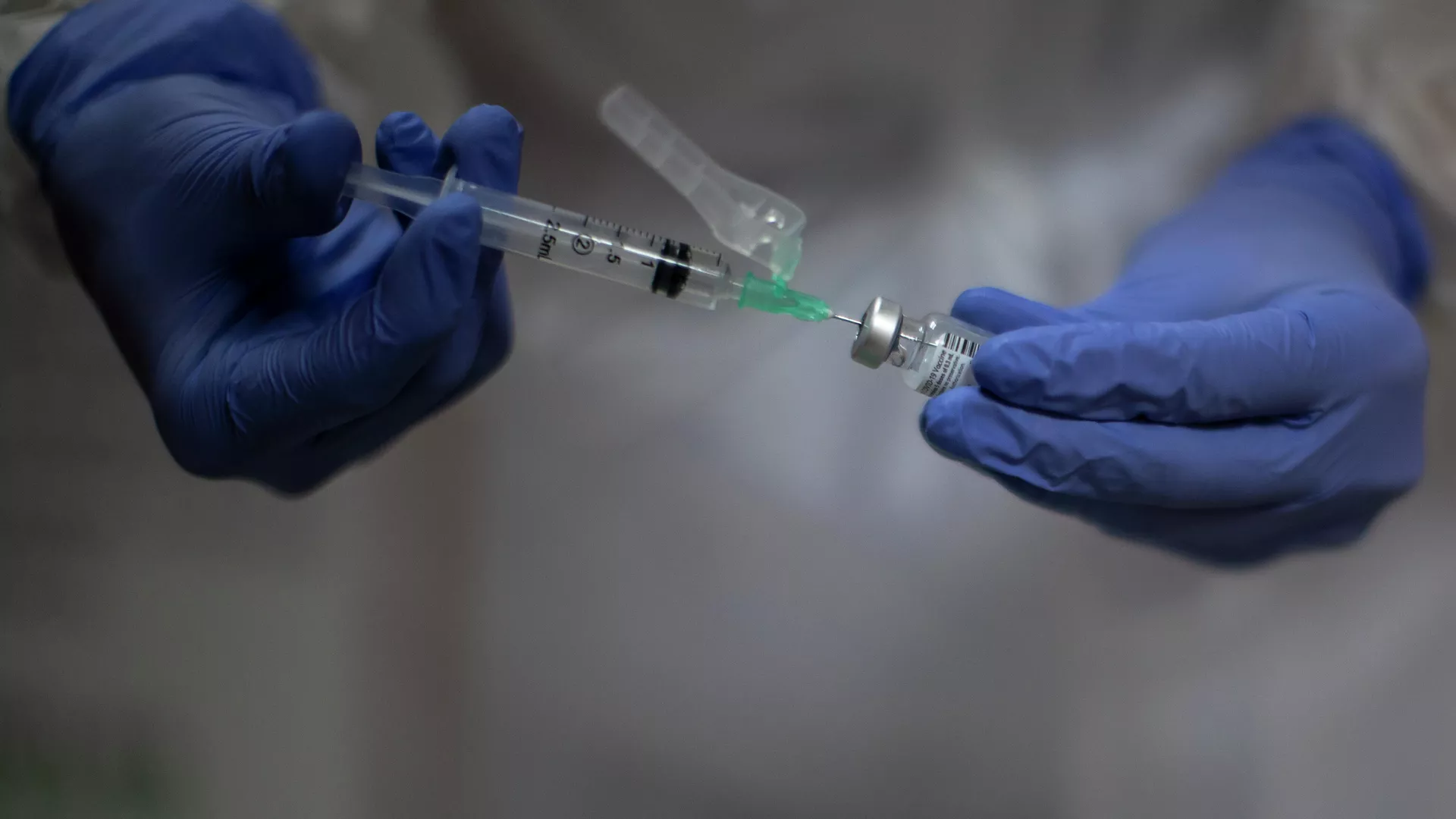 Un profesional de la salud prepara la vacuna Pfizer-BioNTech contra el coronavirus para los residentes de la residencia de ancianos en Alcalá Henares. España, 28 de enero de 2021.