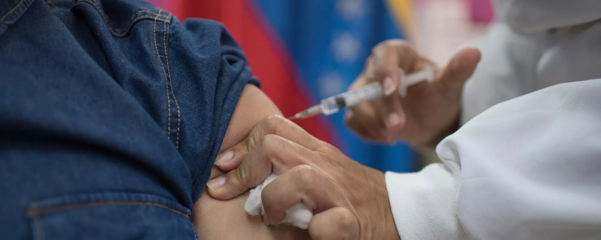 Un trabajador de la salud de Venezuela inyecta una dosis de Sputnik V a un paciente en Caracas, Venezuela - Sputnik Mundo, 1920, 13.12.2021
