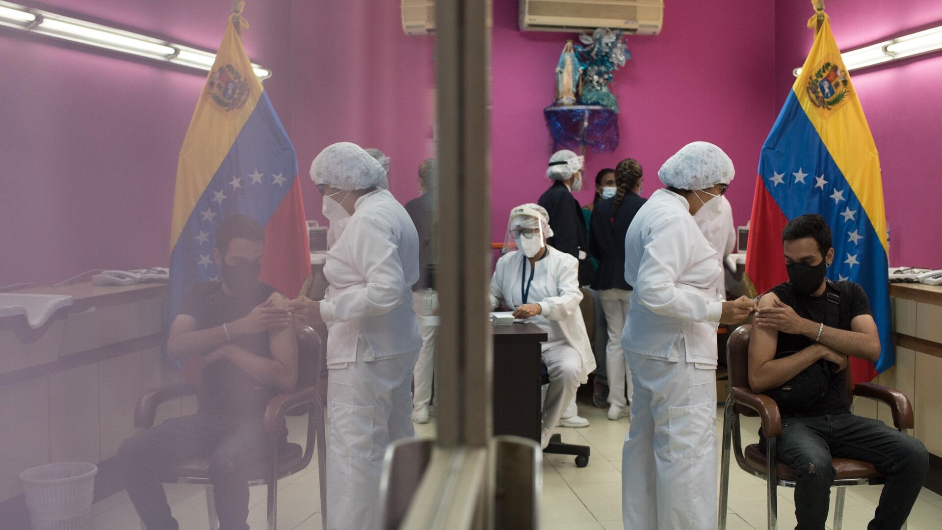 Trabajadores de la salud de Venezuela aplican dosis de la vacuna Sputnik V en Caracas Trabajadores de la salud de Venezuela aplican dosis de la vacuna Sputnik V en Caracas - Sputnik Mundo, 1920, 05.04.2021