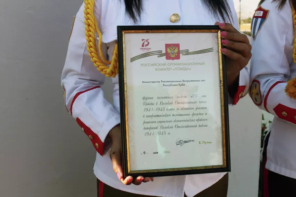 Diploma firmado por el presidente de Rusia, Vladimir Putin, entregado al MINFAR de Cuba Diploma firmado por el presidente de Rusia, Vladimir Putin, entregado al MINFAR de Cuba - Sputnik Mundo