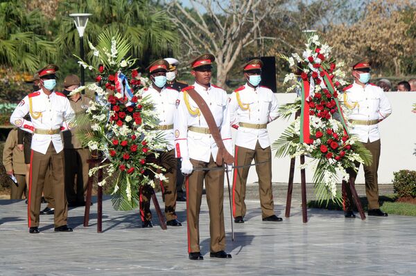 Ofrendas florales en el Mausoleo al Soldado Internacionalista Soviético en La Habana - Sputnik Mundo