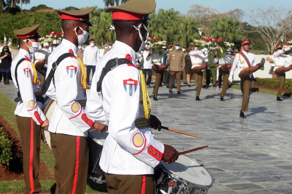 Ofrendas florales en el Mausoleo al Soldado Internacionalista Soviético en La Habana - Sputnik Mundo