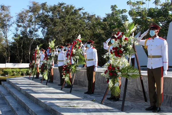 Ofrendas florales en el Mausoleo al Soldado Internacionalista Soviético en La Habana Ofrendas florales en el Mausoleo al Soldado Internacionalista Soviético en La Habana - Sputnik Mundo