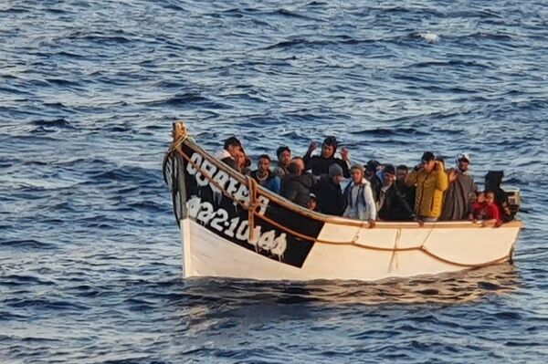 Inmigrantes llegando en patera a las Islas Canarias  - Sputnik Mundo