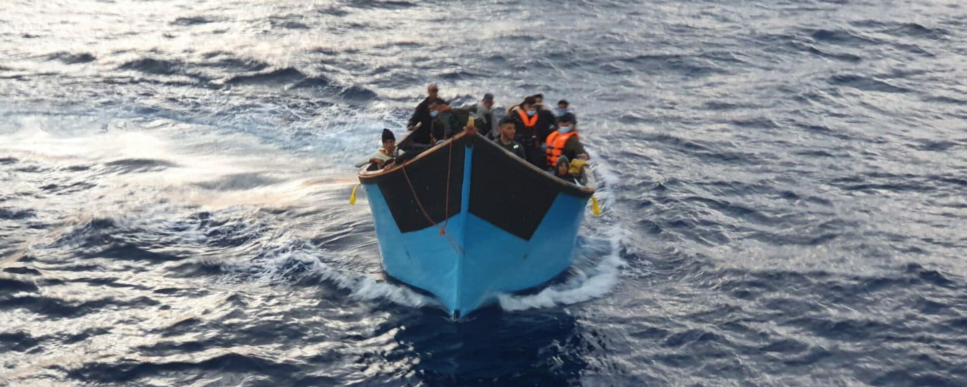 Inmigrantes llegando en patera a las Islas Canarias - Sputnik Mundo, 1920, 26.02.2021