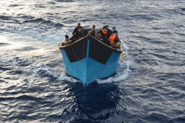 Inmigrantes llegando en patera a las Islas Canarias - Sputnik Mundo