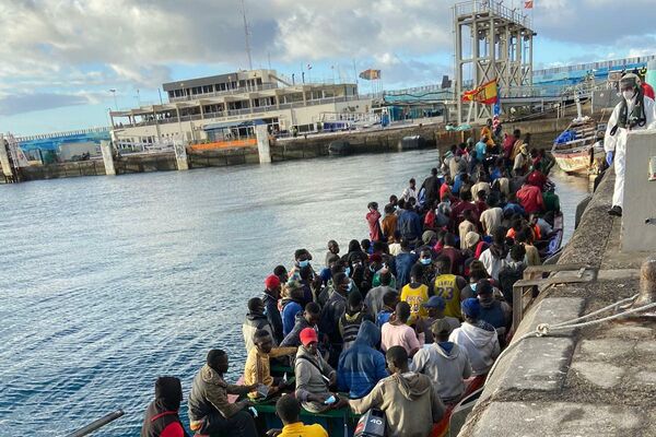 Inmigrantes llegando en patera a las Islas Canarias - Sputnik Mundo