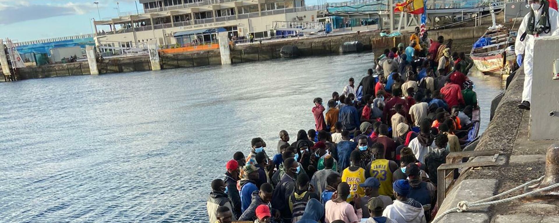 Inmigrantes llegando en patera a las Islas Canarias - Sputnik Mundo, 1920, 25.02.2021