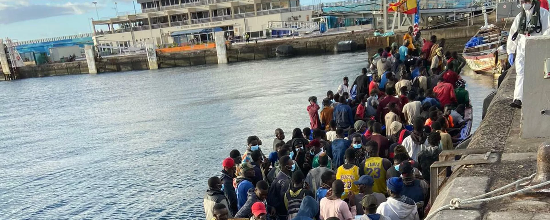 Inmigrantes llegando en patera a las Islas Canarias Inmigrantes llegando en patera a las Islas Canarias - Sputnik Mundo, 1920, 25.02.2021