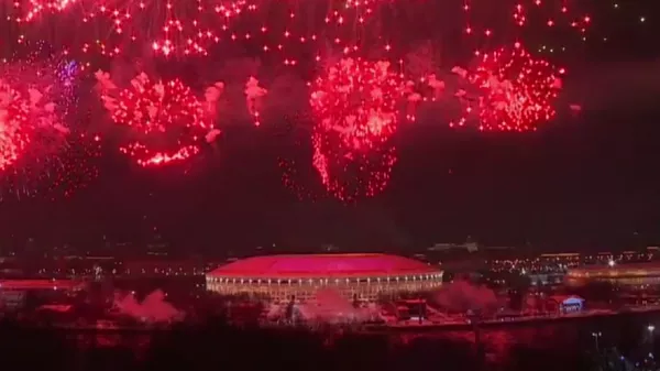 Los fuegos artificiales iluminan Moscú en el Día del Defensor de la patria - Sputnik Mundo