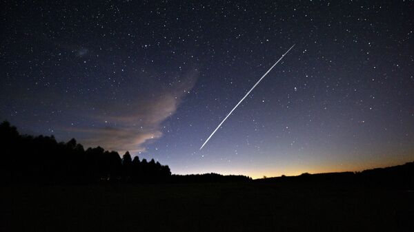 Un grupo de satélites Starlink en el cielo de Uruguay - Sputnik Mundo